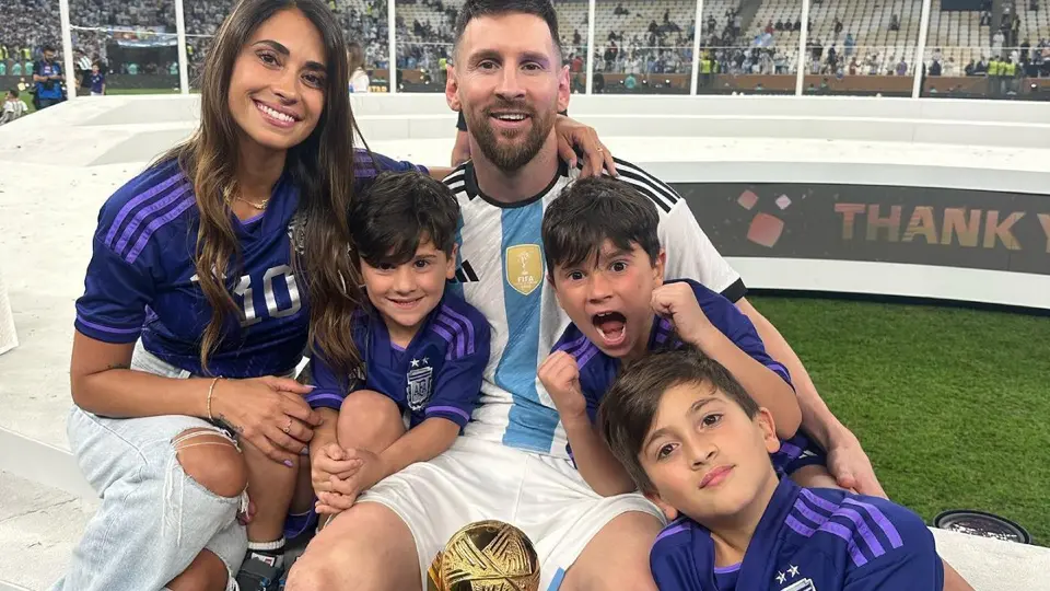 El hijo menor de Lionel Messi presume su jersey de Como 1907 y los fans de Nico Paz enloquecieron