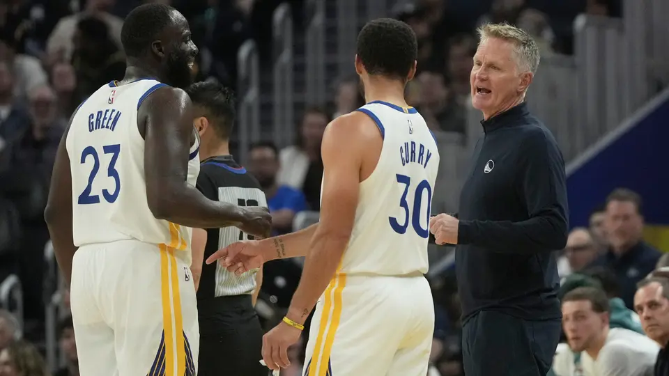 Steve Kerr y Stephen Curry sostienen conversación | AP