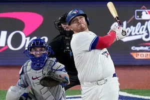 ¡De Tijuana para la Serie Mundial! Alejandro Kirk conecta home run ante Dodgers en el Clásico de Otoño