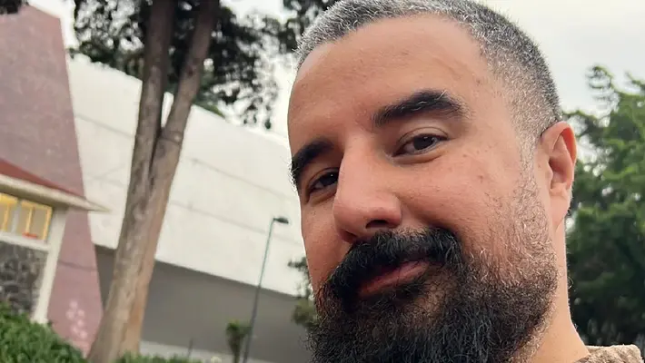 ¡Gurú del romance! Álvaro Morales sorprende en nueva faceta con consejos de amor