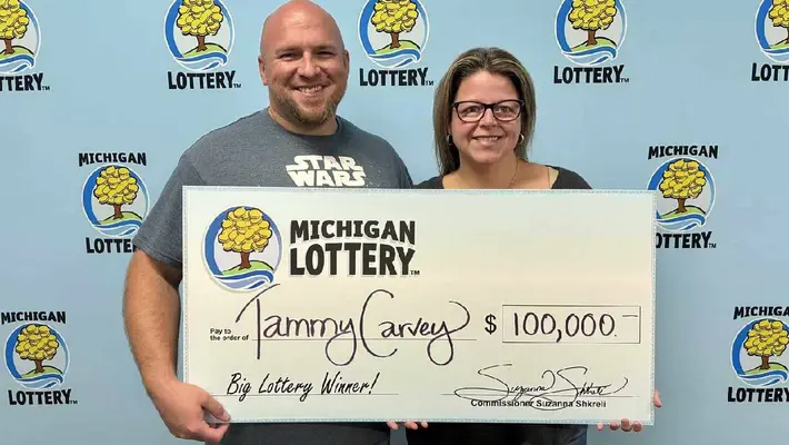 Mujer gana premio millonario gracias a números sugeridos por ChatGPT