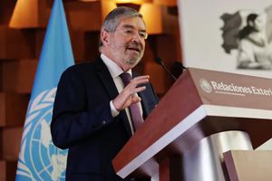 ¡Movimientos en el Gobierno! Juan Ramón de la Fuente se ausenta de la SRE