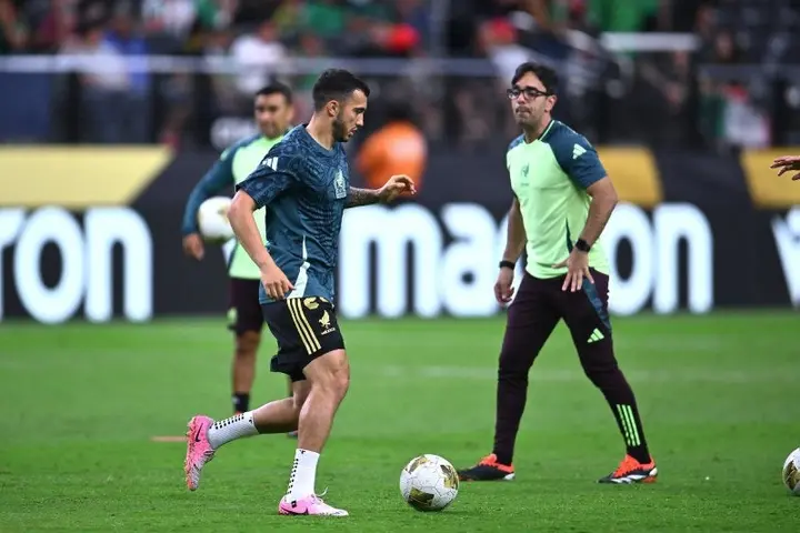Luis Chávez en calentamiento con la Selección Mexicana | MEXSPORT