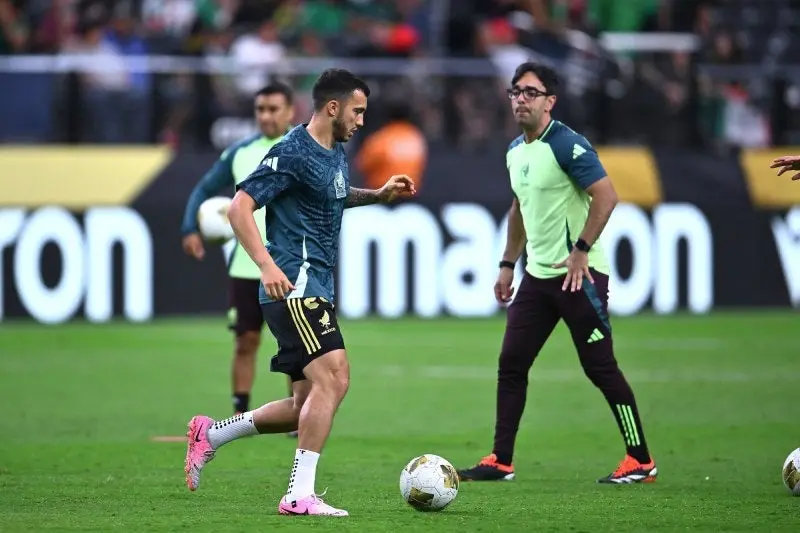 Luis Chávez en calentamiento con la Selección Mexicana | MEXSPORT