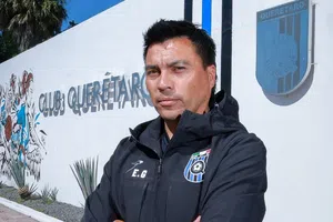 Esteban González es presentado como nuevo DT de los Gallos Blancos del Querétaro