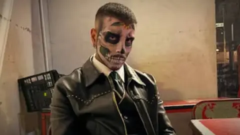 VIDEO: Rauw Alejandro sufre caída durante concierto en CDMX