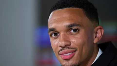 Afición de Liverpool da "hostil" recibimiento a Trent Alexander-Arnold previo a partido contra Real Madrid