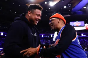 Ronaldo Nazario y Spike Lee se reúnen en juego de los New York Knicks