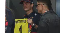 Verstappen se 'viste' de azulcrema y presume jersey del América en GP de México