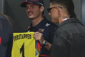 Verstappen se 'viste' de azulcrema y presume jersey del América en GP de México