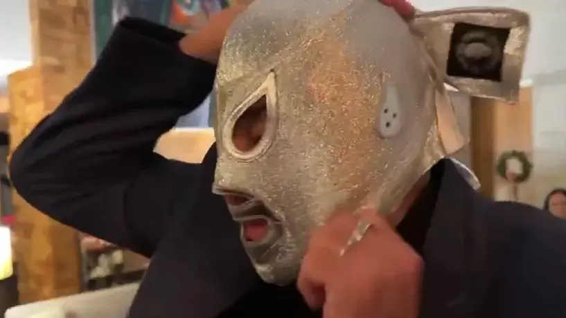¿Como su papá?: Hijo del Santo se quita la máscara y es captado en video
