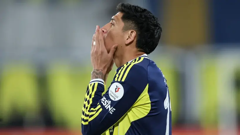 Edson Álvarez se estrena como goleador en el Clásico Turco; pero, es anulado ante Galatasaray