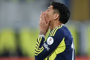 Edson Álvarez se estrena como goleador en el Clásico Turco; pero, es anulado ante Galatasaray