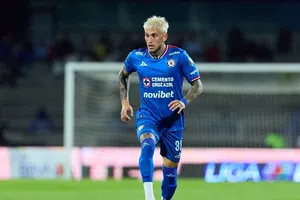 Piovi sale lesionado ante Necaxa y enciende las alarmas en Cruz Azul