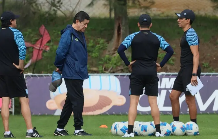 Luis Fernando Tena y Guatemala aún sueñan con el Mundial | X: @fedefut_oficial