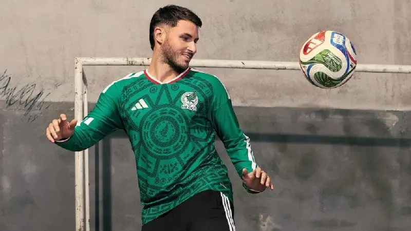 Santi con la nueva playera de México I @Santgimenez_