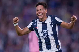 Joaquín Moxica celebra su primer gol con Rayados y se lo dedica a su madre