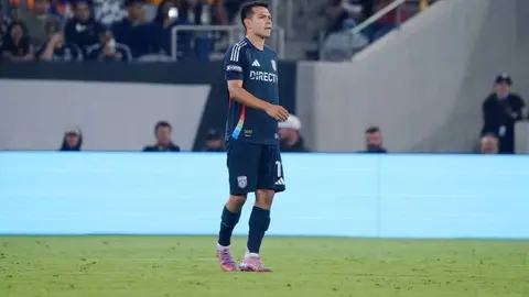 Chucky Lozano reaparece con fans mientras su futuro se define