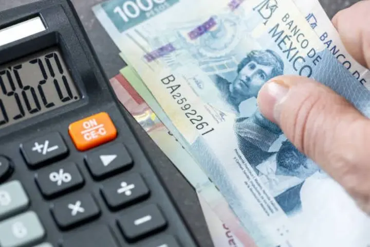 Las deducciones personales pueden ayudarte a obtener un saldo a favor ante el SAT. / iStock