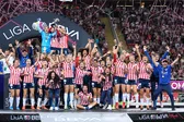 'Pin... abuelo' ex figura de Chivas Femenil explota contra Chicharito por penal fallado ante Cruz Azul