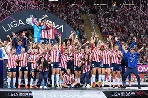'Pin... abuelo' ex figura de Chivas Femenil explota contra Chicharito por penal fallado ante Cruz Azul