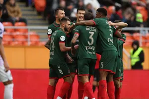 César Montes anotó gol y rescató el empate para Lokomotiv Moscú