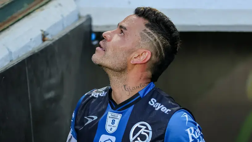 Emotivo homenaje a Pablo Barrera en el último partido de Querétaro como local