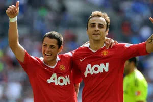 "Él nació para hacer goles": Berbatov recuerda su dupla con Chicharito en el Manchester United