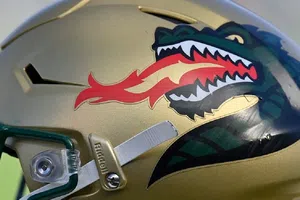 Dos jugadores de futbol americano colegial son apuñalados; compañero de equipo detenido