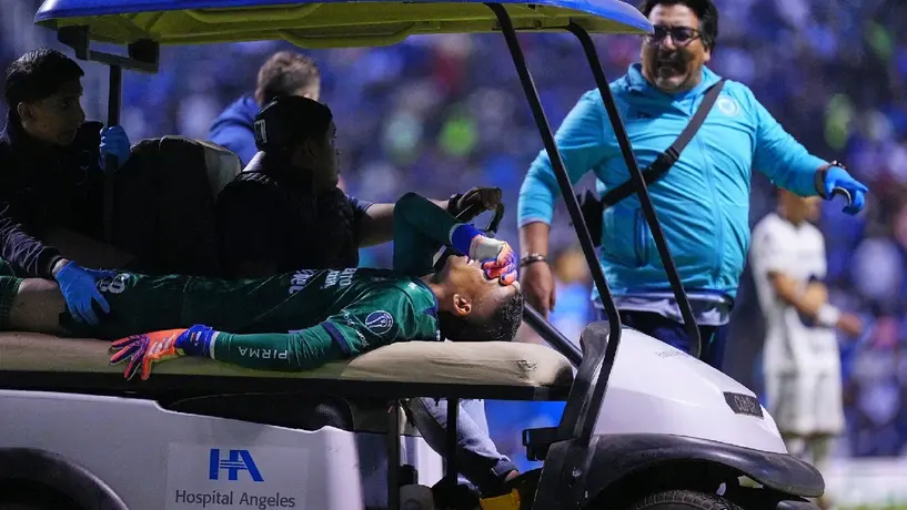 Kevin Mier abandonó el Estadio Cuauhtémoc en muletas luego del partido ante Pumas