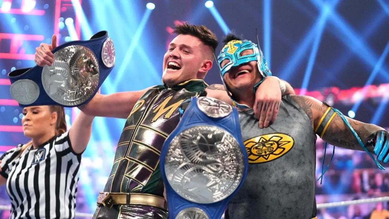 Dominik y Rey Mysterio festejando un campeonato en parejas | wwe.com
