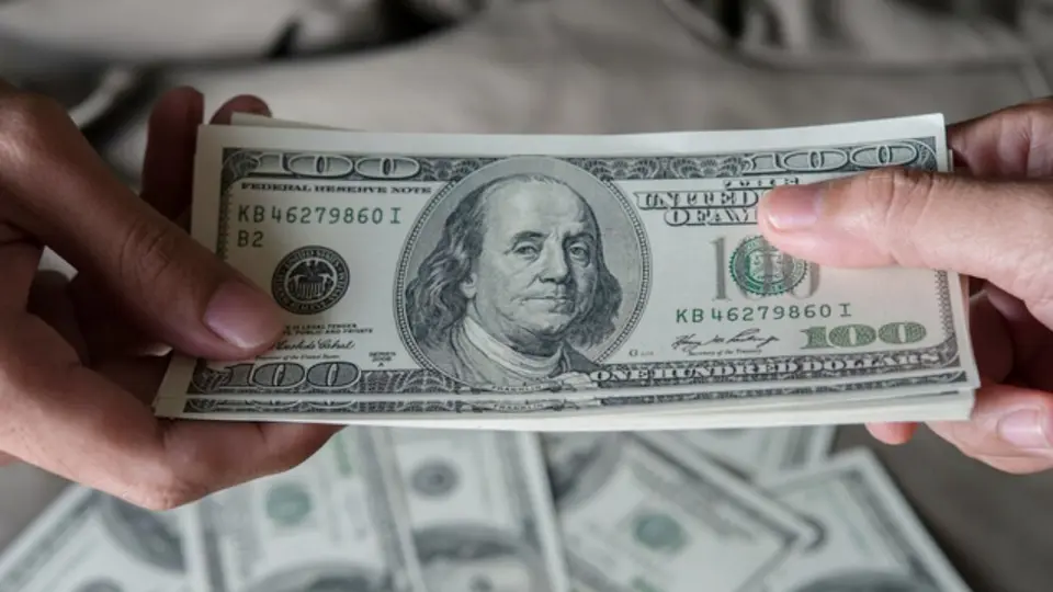 ¿Vas a cambiar dólares? El peso da buena cara este jueves 27 de noviembre