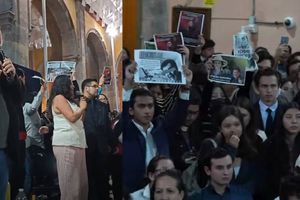 VIDEO / Le gritan "¡Fuera!" a Noroña en la Universidad de Guanajuato; acusa “porros y reventadores”