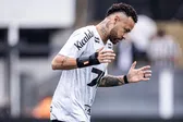 Neymar inventa 'paradinha' en tiro libre al volver a jugar con Santos tras casi dos meses de ausencia