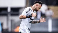 Neymar inventa 'paradinha' en tiro libre al volver a jugar con Santos tras casi dos meses de ausencia
