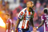 Necaxa saca triunfo agónico ante San Luis con gol de Cambindo