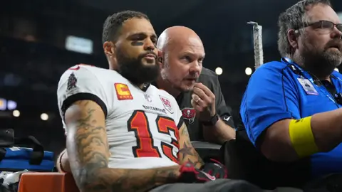 Mike Evans sufre conmoción cerebral y una lesión en el hombro que lo obligó a abandonar MNF