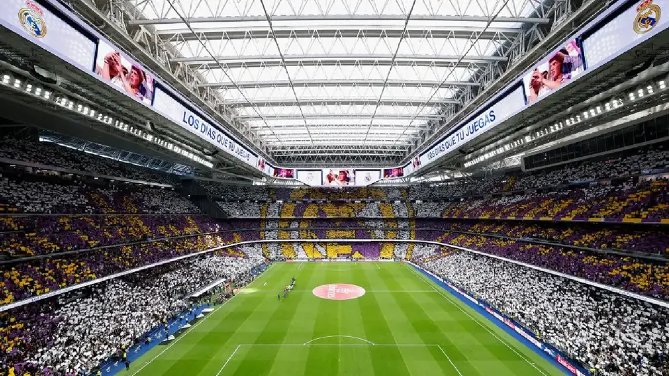 ¡Grandeza! Así fue el enorme mosaico en el Santiago Bernabéu en Real Madrid - Barcelona