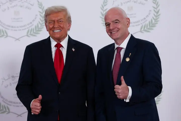 Infantino posó a lado de Trump durante la cumbre por la paz | AP&amp;nbsp;