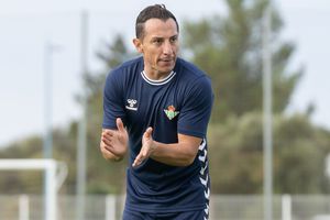 Andrés Guardado comienza su carrera como entrenador en el futbol español