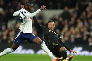 Fulham sorprende y vence a Tottenham con Raúl Jiménez como titular