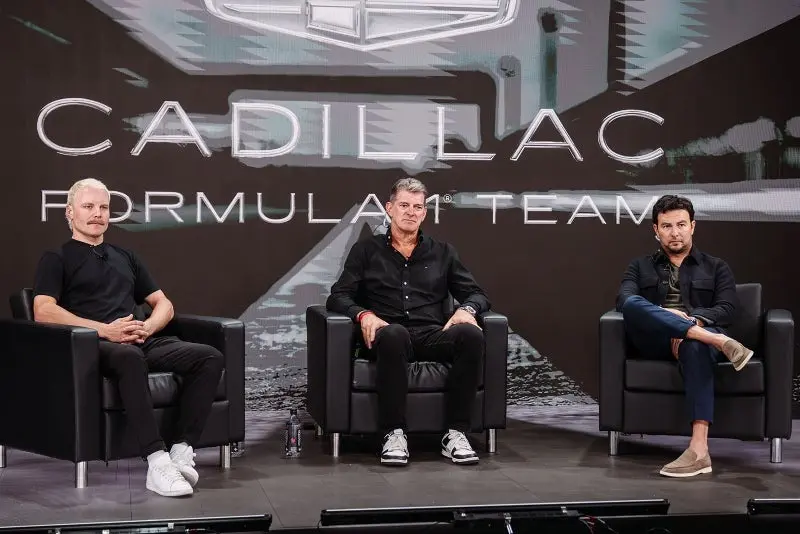 Graeme Lowdon con Checo Pérez y Valtteri Bottas en un evento de Cadillac | @Cadillac_F1