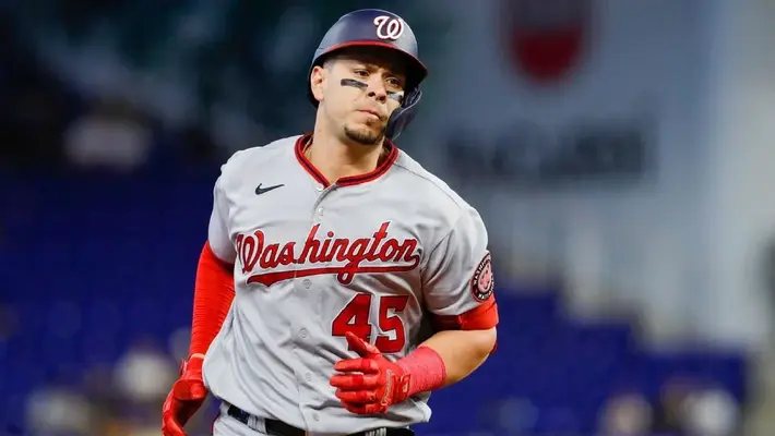 Joey Meneses firma con los Athletics y buscará regresar a MLB