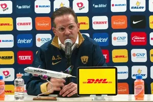 Antonio Sancho ratifica a Efraín Juárez como DT de Pumas durante su presentación como director deportivo