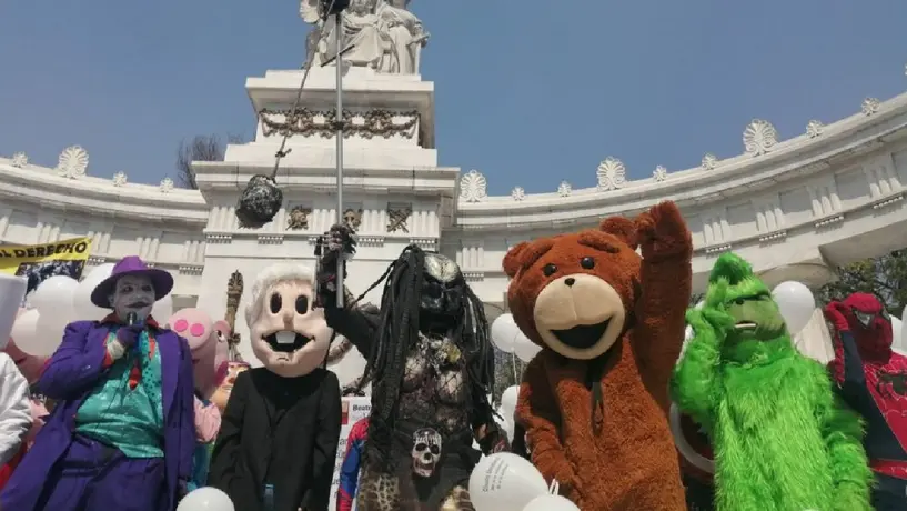 Esto costará el permiso para que botargas trabajen en la calle y cobren por sus fotos