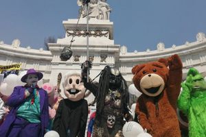Esto costará el permiso para que botargas trabajen en la calle y cobren por sus fotos