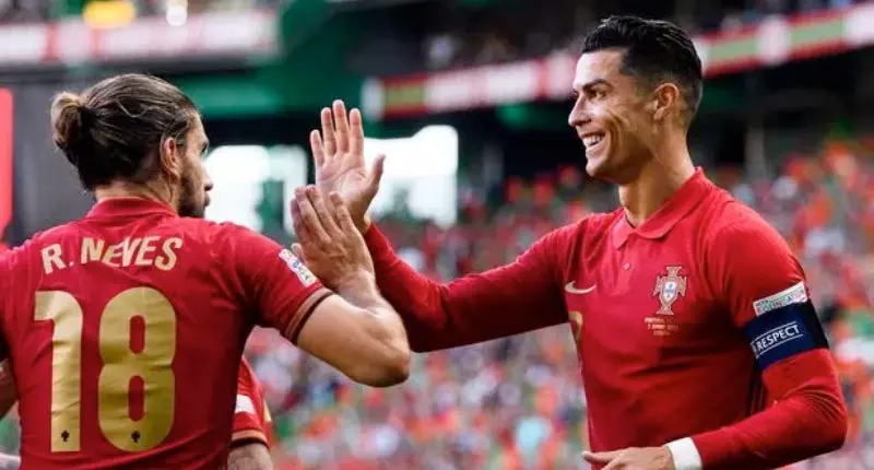 Ruben Neves y Cristiano Ronaldo en Portugal | AP