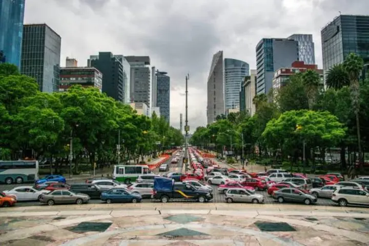Recuerda respetar el programa Hoy No Circula para evitar multas. / iStock
