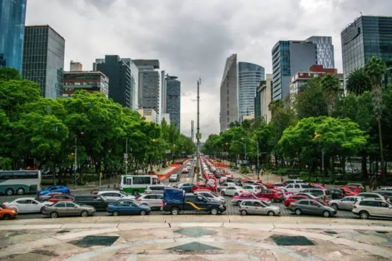 Recuerda respetar el programa Hoy No Circula para evitar multas. / iStock