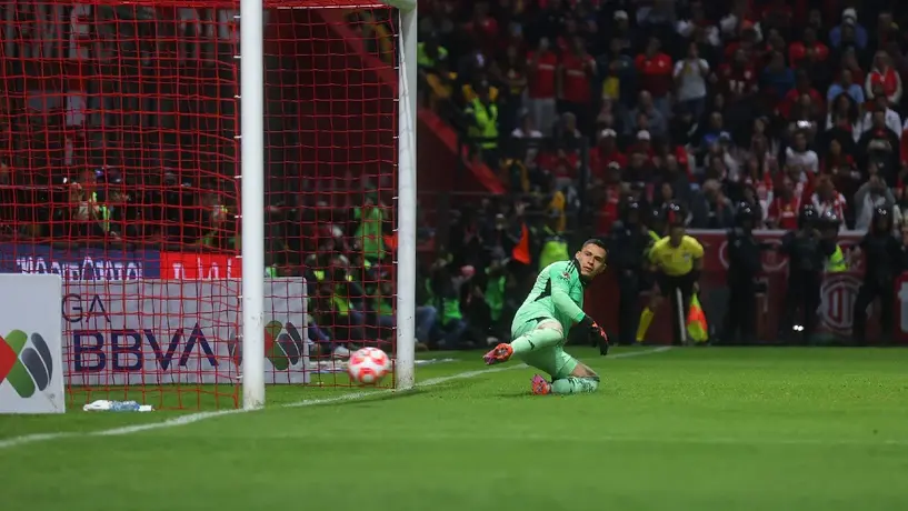 ¡Terrible error! Ángel Malagón provoca duro golpe y penal sobre Paulinho
